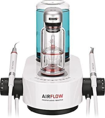 先進機器EMSエアフローによる歯のクリーニング